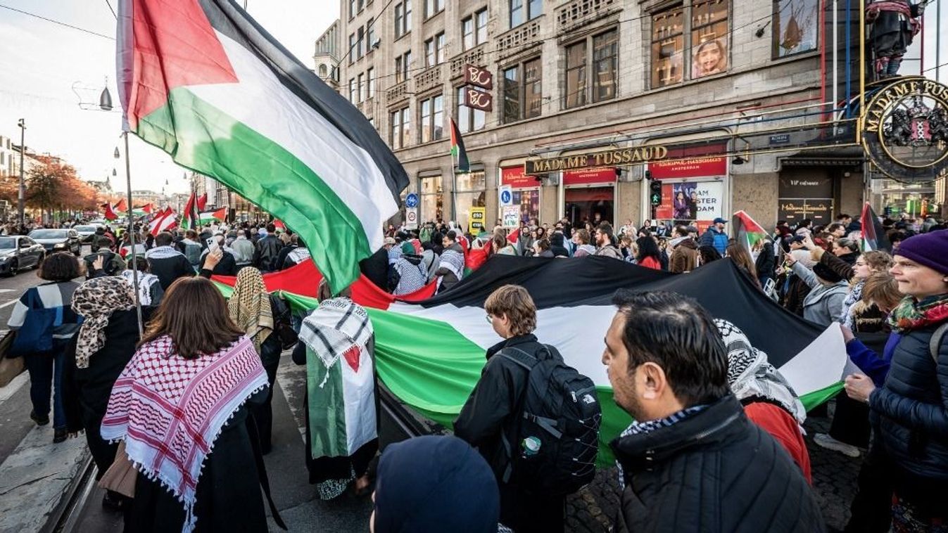 Palesztin zászlót emelnek a magasba egy európai Izrael-ellenes tüntetésen 