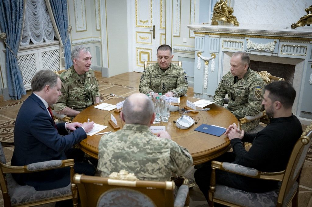 Volodimir Zelenszkij ukrán elnök, az ukrán fegyveres erők főparancsnoka, Olekszandr Szirszkij (2., R) és Tony Radakin admirális (felső L) az Egyesült Királyság Védelmi Törzsének tagja Kijevben látható egy találkozón