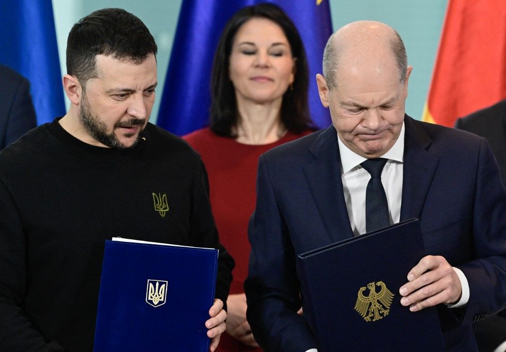 Olaf Scholz német kancellár (R) és Volodimir Zelenszkij (L) ukrán elnök  Annalena Baerbock (C) német külügyminiszter ​​előtt, miután februárban a berlini kancellárián aláírták a biztonsági kötelezettségvállalásokról és a hosszú távú támogatásról szóló kétoldalú megállapodást