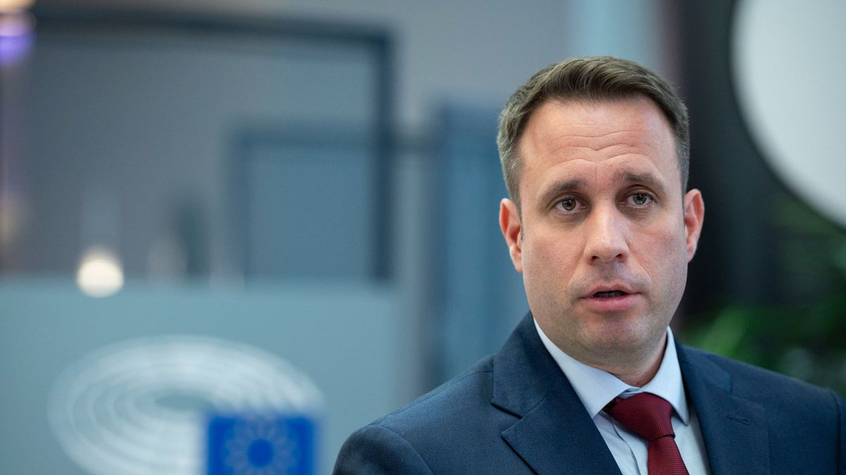 Így reagált Dömötör Csaba arra, hogy a brüsszeli elit csuklóztatja Várhelyi Olivért