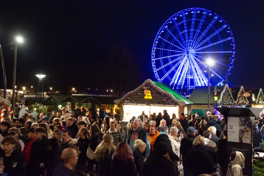 Oberhausen ChristA general view of a crowd of people is seen during the opening of the Oberhausen Christmas market in Oberhausen, Germany, on November 15, 2024. (Photo by Ying Tang/NurPhoto) (Photo by Ying Tang / NurPhoto / NurPhoto via AFP)mas Market Opens