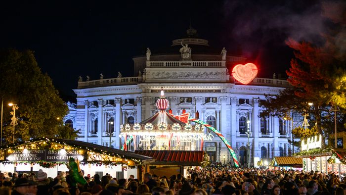 ++ THEME PICTURE ++ CHRISTMAS MARKET / CHRISTMAS / CHRISTMAS MARKET / ADVENTIllustration on the theme of Christmas market/Christmas/Christmas market/Advent. Picture taken at  the Christmas market on Rathausplatz on Saturday, 16 November 2024, in Vienna, Austria. View of the Vienna Christmas Market with the Burgtheater and the Flying Heart - 20241116_PD14729 (Photo by MAX SLOVENCIK / APA-PictureDesk / APA-PictureDesk via AFP)