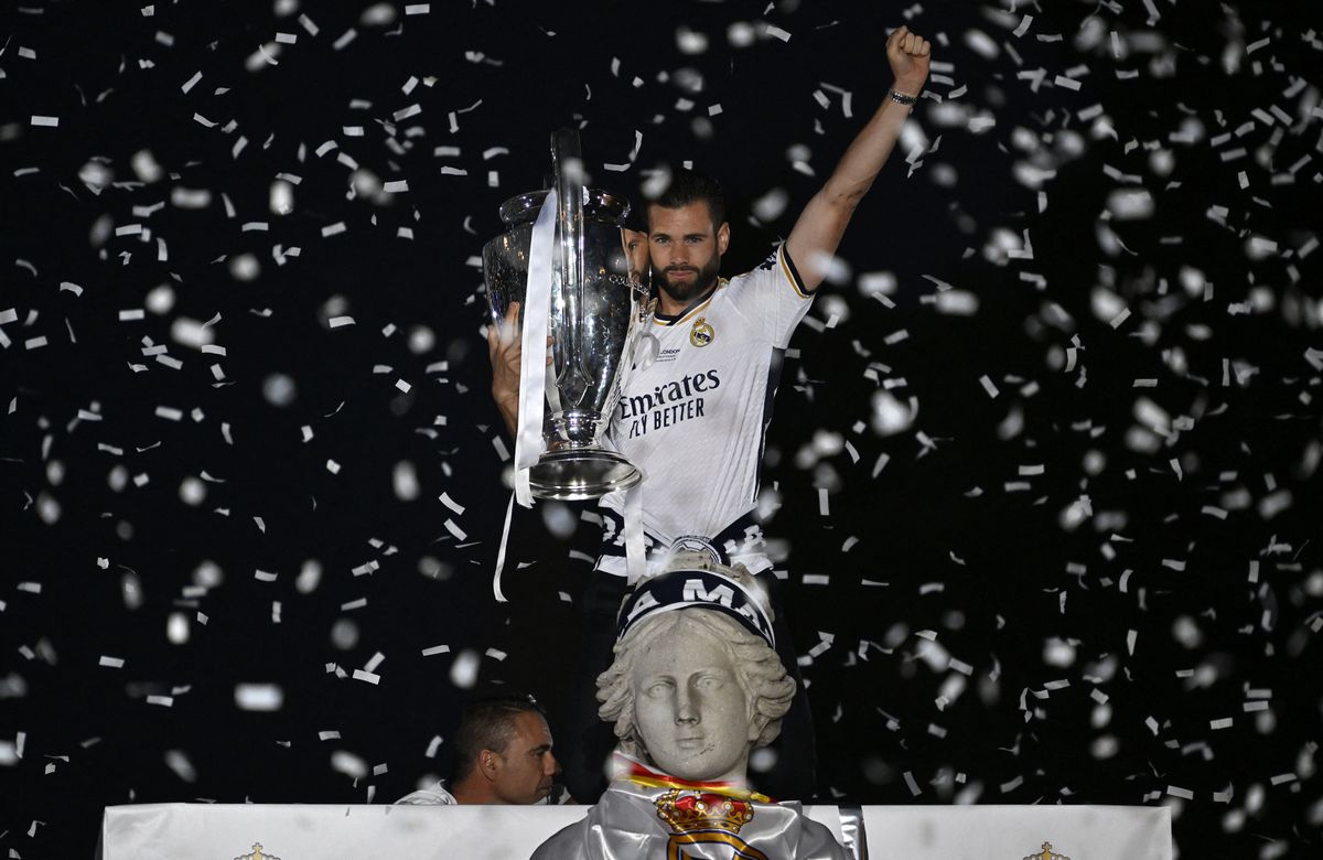 Real Madrid UEFA Bajnokok Ligája spanyol celebrations MADRID, SPAIN - JUNE 02: Team captain Nacho Fernandez of Real Madrid raises the trophy over the top of the Cibeles statue during Real Madrid UEFA Champions League Trophy Parade celebrating their victory of 15th Champions League at Cibeles Square in Madrid, Spain on June 02, 2024. Burak Akbulut / Anadolu (Photo by BURAK AKBULUT / ANADOLU / Anadolu via AFP)