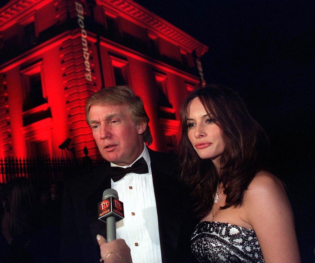 Donald Trump (L) és Melania Knauss szlovén modell megérkezik a Bloomberg Party-ra