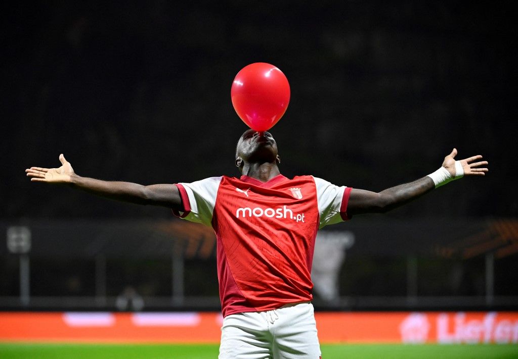 Sporting Braga's Portuguese forward #07 Bruma celebrates scoring his team's first goal during the UEFA Europa League 1st round day 5 football match between SC Braga and TSG 1899 Hoffenheim at the Municipal stadium of Braga on November 28, 2024. (Photo by MIGUEL RIOPA / AFP)
