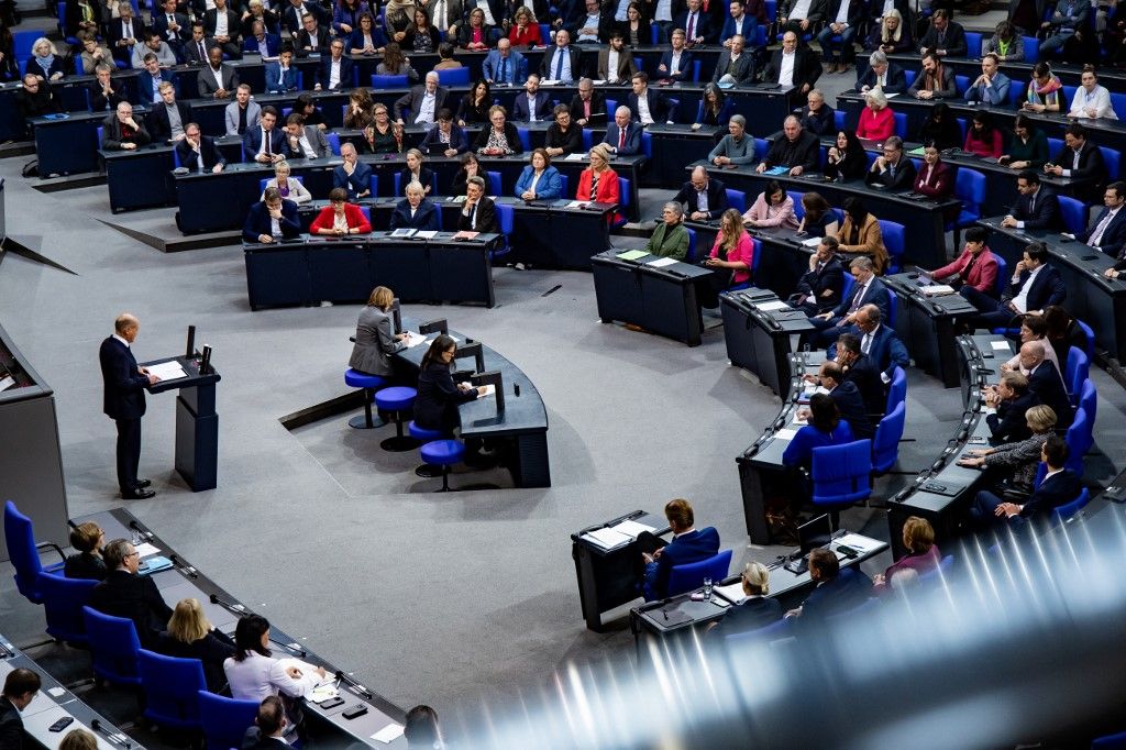 A Parlament alsóházának plenáris ülése látható, Olaf Scholz német kancellár beszéde közben Berlinben, Németországban, 2024. november 13-án