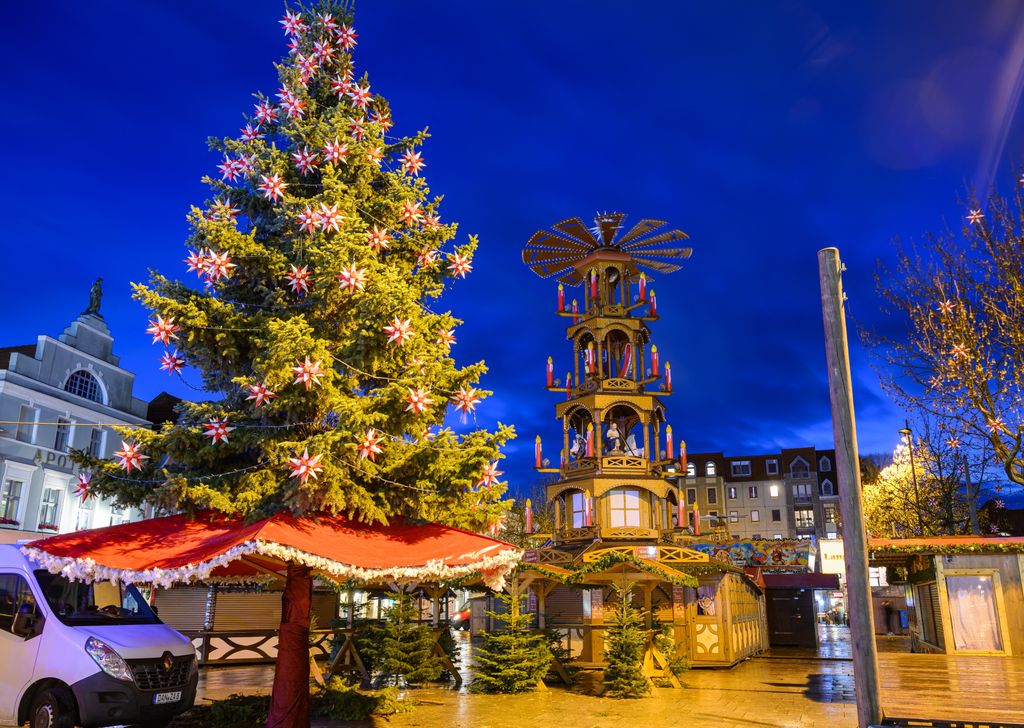 Cottbus Christmas market before opening20 November 2024, Brandenburg, Cottbus: A decorated, large Christmas tree and a pyramid stand together with closed stalls at the Cottbus Christmas market of 1000 stars in the evening. The Christmas market on the Altmarkt in Cottbus city center will open on 25.11.2024. Photo: Patrick Pleul/dpa/ZB (Photo by PATRICK PLEUL / DPA / dpa Picture-Alliance via AFP)