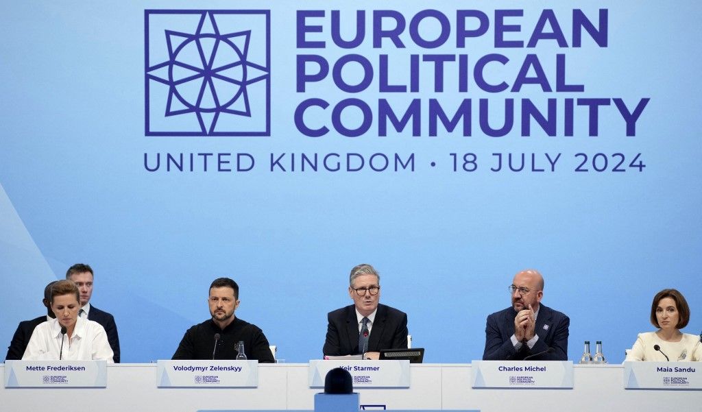 Mette Frederiksen dán miniszterelnök (L), Volodimir Zelenszkij (3L) ukrán elnök, Charles Michel (2R) az Európai Tanács elnöke és Maia Sandu (R) Moldova elnöke hallgatja Keir Starmer (C) brit miniszterelnök beszédet a nyitó plenáris ülésen. Az Európai Politikai Közösség találkozója, a Blenheim-palotában, Woodstockban, Dél-Angliában, 2024. július 18-án