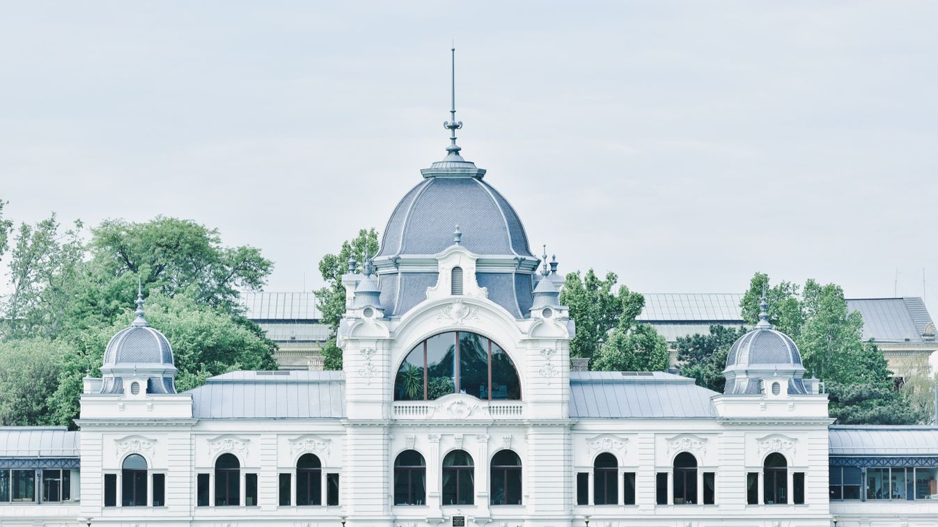 Main,Building,Of,City,Park,Ice,Skating,Rink,And,Boating