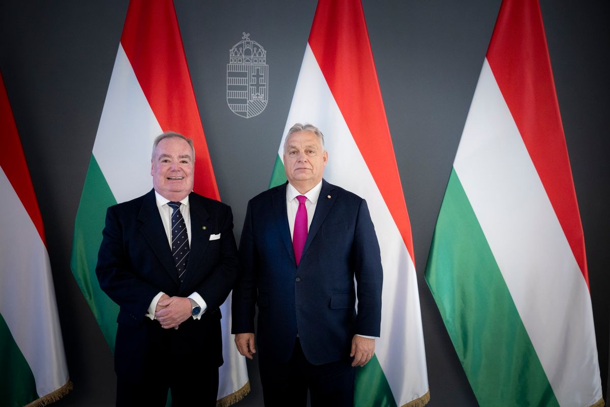 Budapest, 2024. november 29. A Miniszterelnöki Sajtóiroda által közreadott képen Orbán Viktor miniszterelnök (j) fogadja Fra’ John Dunlapot, a Szuverén Máltai Lovagrend nagymesterét (j) a Karmelita kolostorban 2024. november 29-án. MTI/Miniszterelnöki Sajtóiroda/Fischer Zoltán