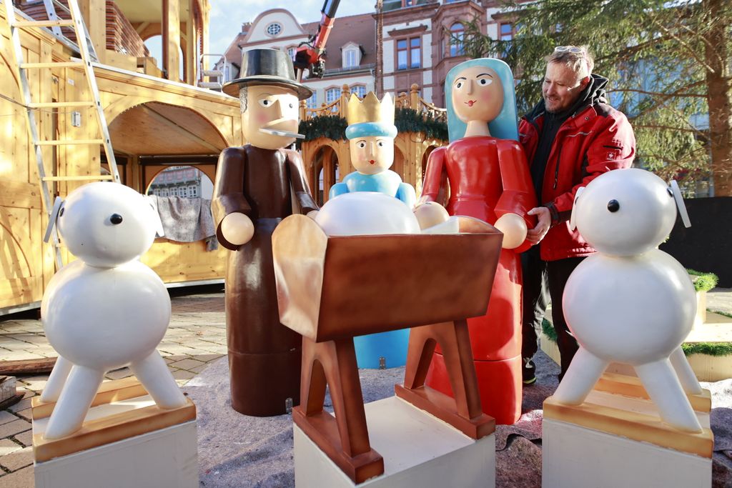 Christmas pyra18 November 2024, Saxony-Anhalt, Quedlinburg: Helpers set up figures for a four-storey Christmas pyramid. Preparations for the Christmas market are underway on the market square in Quedlinburg. Once again, a 13-meter-high Christmas pyramid is being erected. Employees of the Zinnecker fairground company erected the pyramid on Monday. The Christmas market in the Advent town of Quedlinburg begins on 27.11. Photo: Matthias Bein/dpa (Photo by MATTHIAS BEIN / DPA / dpa Picture-Alliance via AFP)mid construction