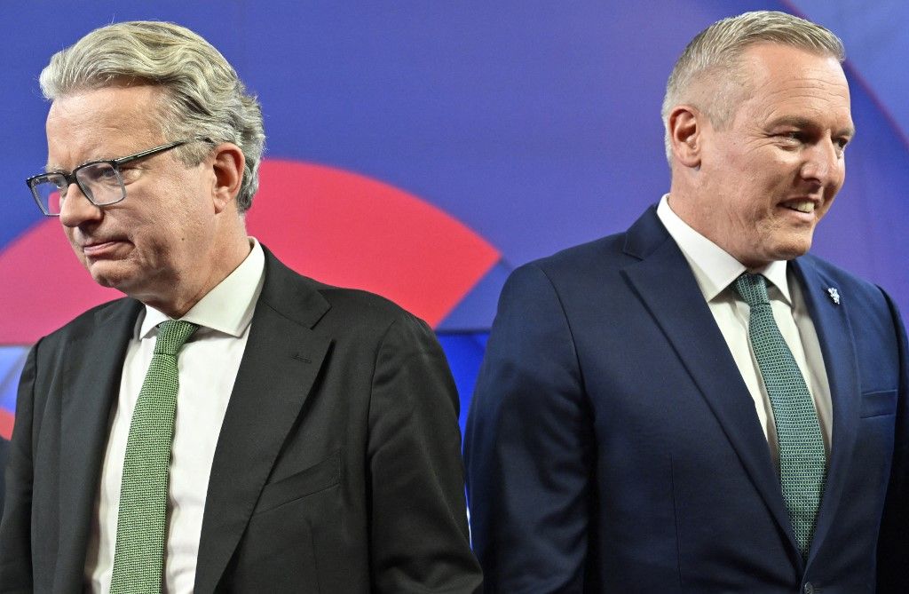 Mario Kunasek (R), az Osztrák Szabadságpárt (FPÖ) és az Osztrák Néppárt (ÖVP) Christopher Drexler képviselője a 2024. november 24-i regionális választások után