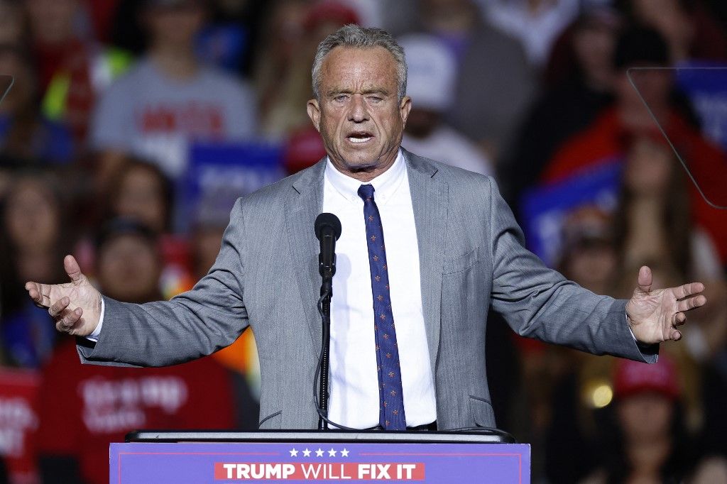 A volt republikánus elnökjelölt, Robert F. Kennedy Jr. beszél a Wisconsin állambeli Milwaukee állambeli Fiserv Forum kampánygyűlésen