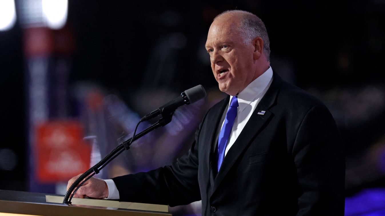 Thomas Homan, az ICE korábbi megbízott igazgatója beszél a 2024-es republikánus nemzeti konvención, 2024. július 17-én.