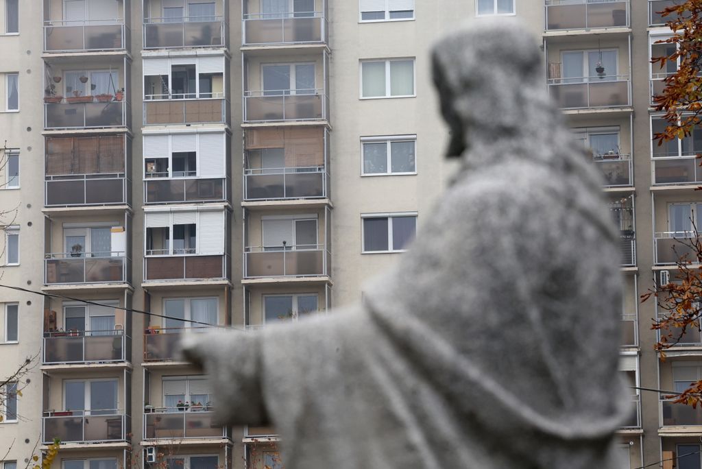 Miskolc, 2024. november 1.
Sírszobor a mindszenti temetõben mindenszentek napján Miskolcon 2024. november 1-jén. A temetõ régen az egykor önálló Mindszenthez tartozott.
MTI/Vajda János