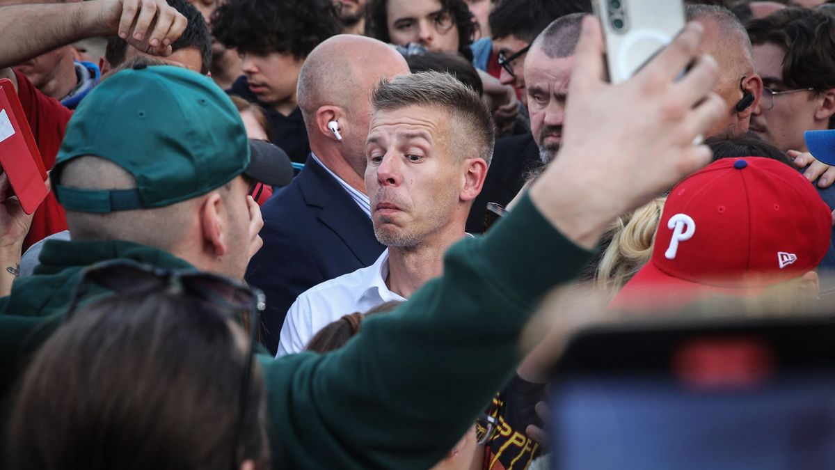 Így ajnározta a kampányban EP-jelöltjeit Magyar Péter