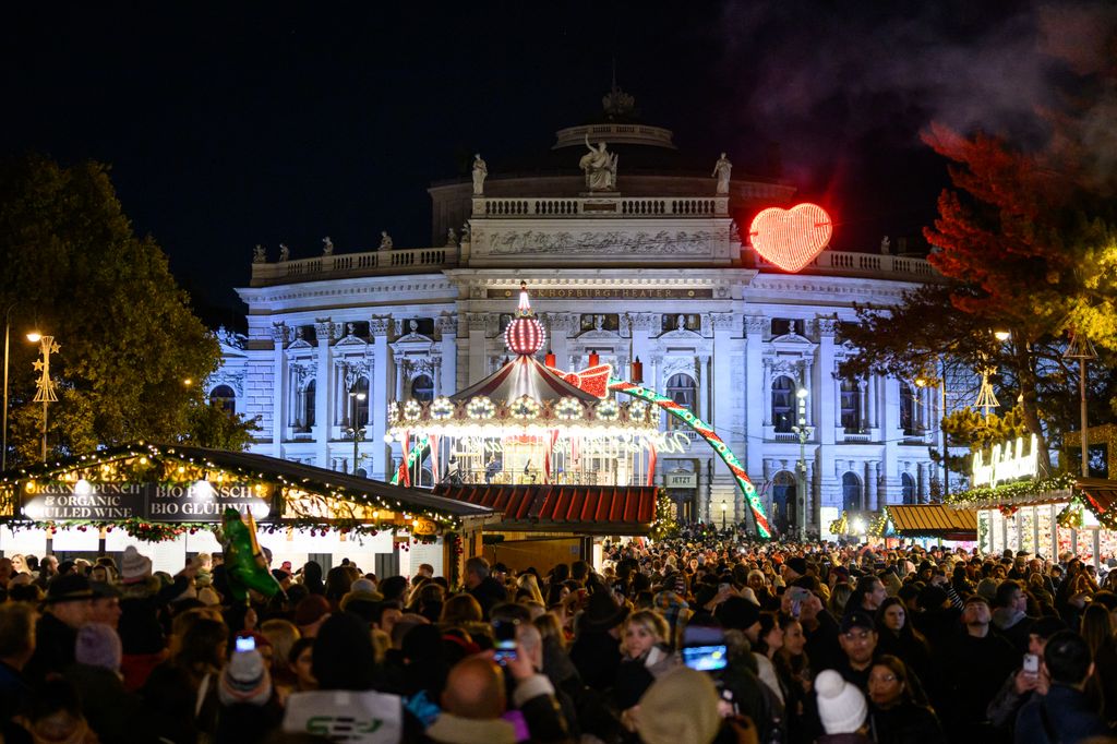 ++ THEME PICTURE ++ CHRISTMAS MARKET / CHRISTMAS / CHRISTMAS MARKET / ADVENTIllustration on the theme of Christmas market/Christmas/Christmas market/Advent. Picture taken at  the Christmas market on Rathausplatz on Saturday, 16 November 2024, in Vienna, Austria. View of the Vienna Christmas Market with the Burgtheater and the Flying Heart - 20241116_PD14729 (Photo by MAX SLOVENCIK / APA-PictureDesk / APA-PictureDesk via AFP)