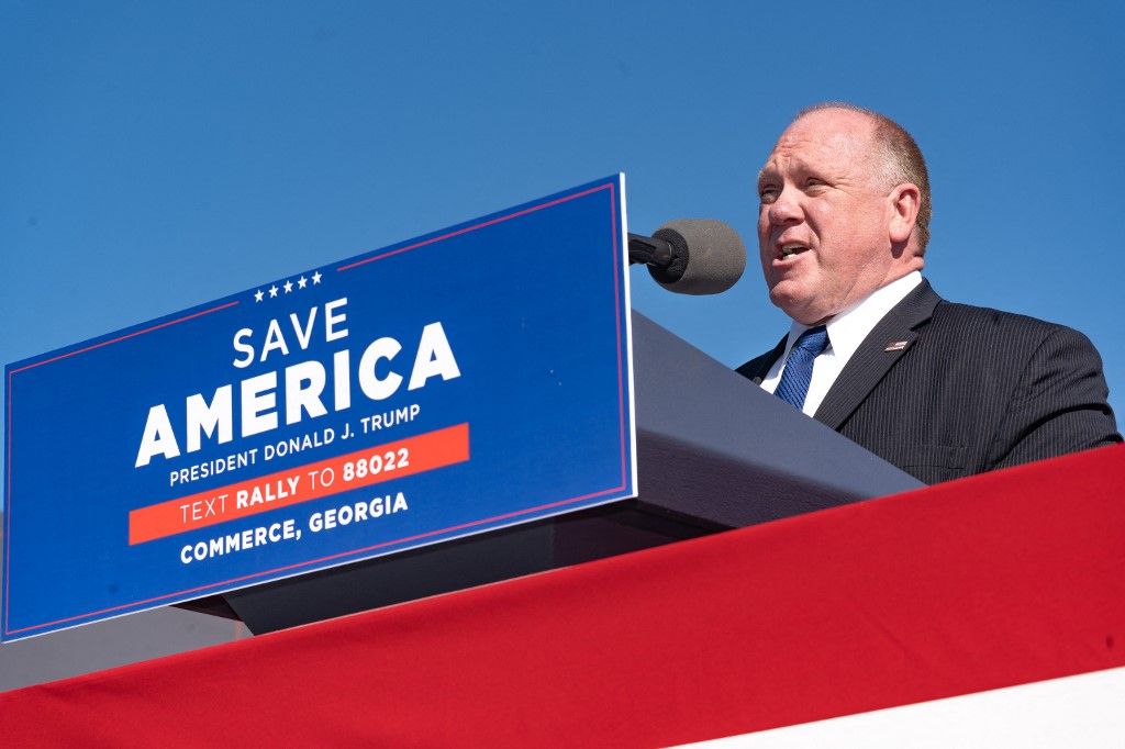 Tom Homan, az Egyesült Államok bevándorlási és vámigazgatási részlegének korábbi megbízott igazgatója Donald Trump volt amerikai elnök támogatóihoz beszél a Banks County Dragway-en 2022. március 26-án a georgiai Commerce-ben tartott nagygyűlésen