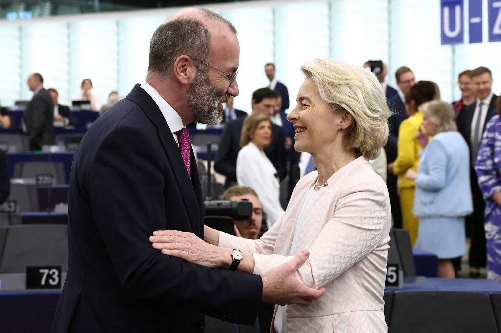 Ursula von der Leyen (R), az Európai Bizottság elnöki posztjának második ciklusára jelölt Manfred Weber, az Európai Néppárt (EPP) európai parlamenti képviselőcsoportjának elnökével beszélget