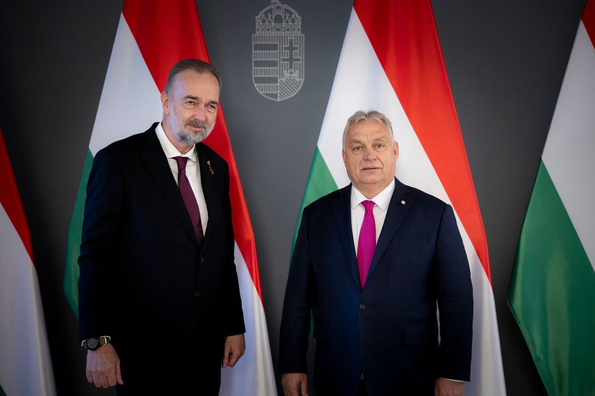 Budapest, 2024. november 29. A Miniszterelnöki Sajtóiroda által közreadott képen Orbán Viktor miniszterelnök (j) fogadja Habsburg Károly főherceget, az Aranygyapjas rend nagymesterét (b) a Karmelita kolostorban 2024. november 29-án. MTI/Miniszterelnöki Sajtóiroda/Fischer Zoltán