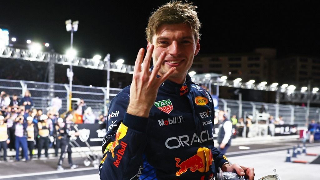 Max Verstappen büszként mutatja, hogy immár ő is négyszeres világbajnok a Formula-1-ben