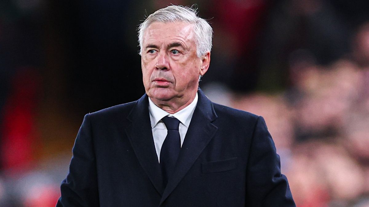 Carlo Ancelotti, a Real Madrid vezetőedzője aggodalmas arckifejezéssel a Liverpool elleni BL-meccsen.