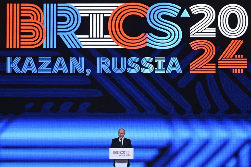 Vége a dollár dominanciájának? Vlagyimir Putyin orosz elnök beszédet mond a BRICS-csúcstalálkozó ünnepi fogadásán Kazanyban 2024. október 23-án. 