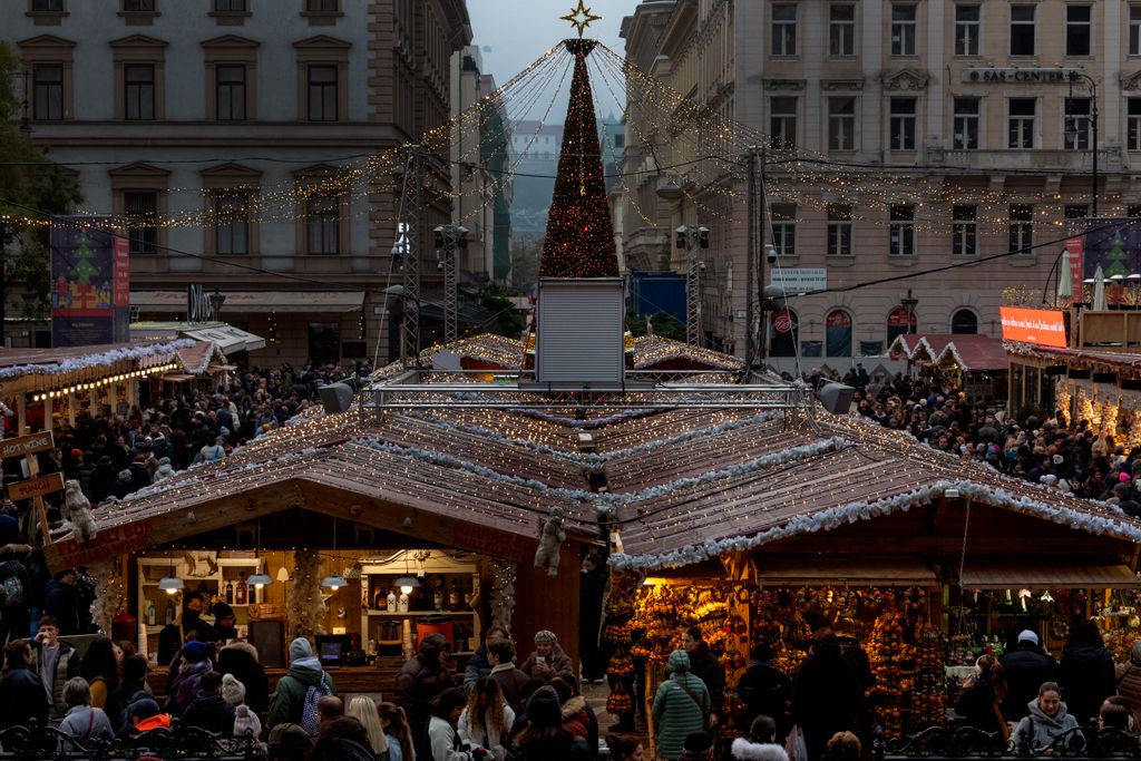 20241116 Budapest Bazilika Vörösmarty tér karácsonyi vásár 
Fotó: Mirkó István  Magyar Nemzet