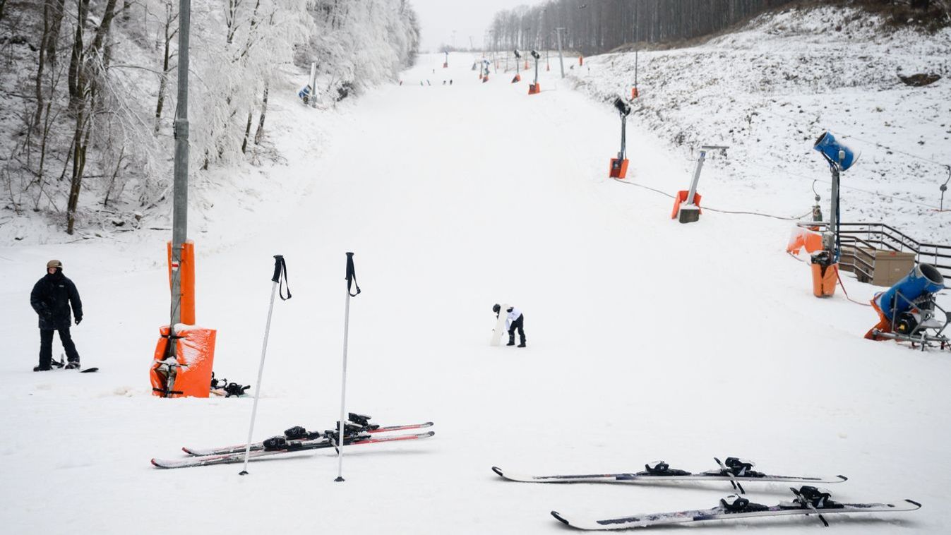 Eplény, 2021. december 9. Sílécek az eplényi síarénában a megnyitás napján, 2021. december 9-én. A Síaréna Vibe Park fokozatosan nyitja meg szolgáltatásait, egyelõre az 1048 méteres A1-es pálya üzemel. MTI/Vasvári Tamás Fotó: Vasvári Tamás