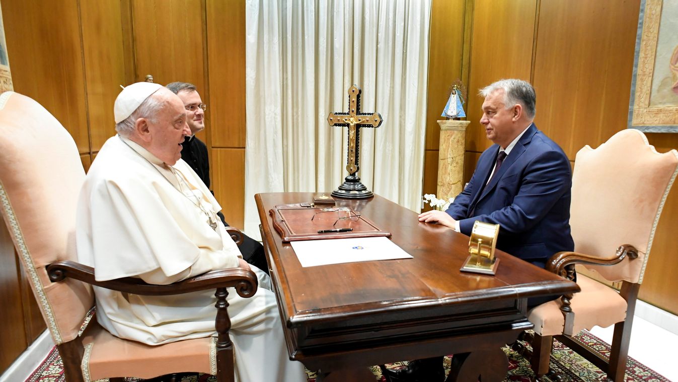 A Vatican Media által közreadott képen Ferenc pápa (b) audiencián fogadja Orbán Viktor miniszterelnököt (j) a Vatikánban 2024. december 4-én (Fotó:  MTI/Vatican Media)