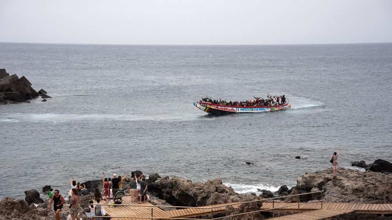 Afrikai migránsok érkeznek Spanyolországba (Fotó: AFP)