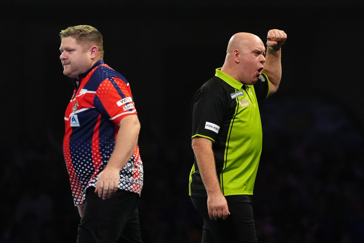 PDC Darts vb - Alexandra Palace - Day Six Michael van Gerwen holland világbajnok reacts after victory over James Hurrell (left) in their second round match during day six of the Paddy Power World Darts Championship at Alexandra Palace, London. Picture date: Friday December 20, 2024.