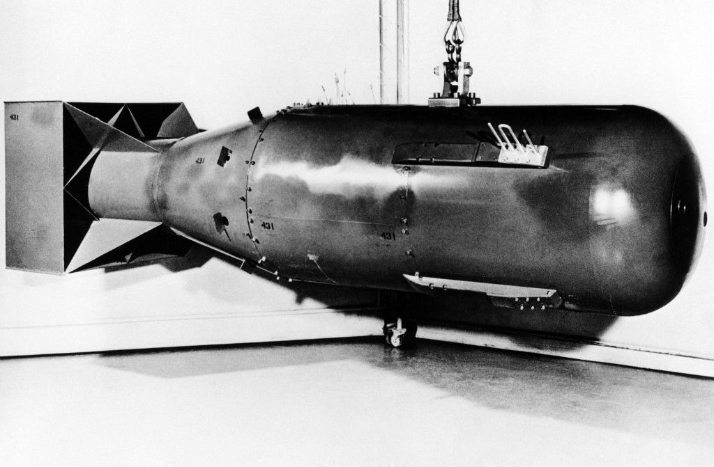 A Los Alamos Tudományos Laboratórium fotóján a "Little Boy" nevű atombomba látható, amelyet 1945. augusztus 9-én dobott le az Egyesült Államok Légierejének B-29-es bombázója a japán Hirosima fölé