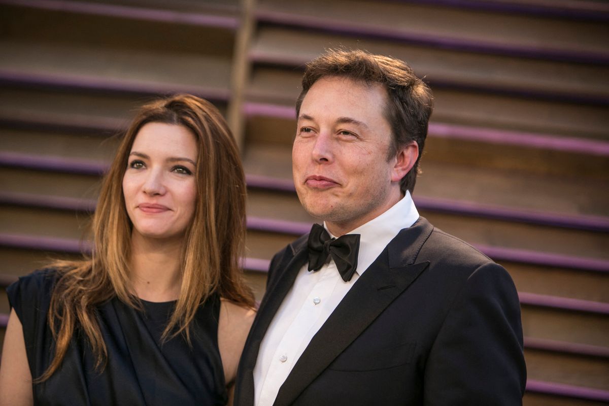 Elon Musk egy livestrem során korábban egyértelműen elvetette, hogy a Tesla mobiltelefont gyártson. A fotón a techmilliárdos volt felesége, Talulah Riley társaságában.