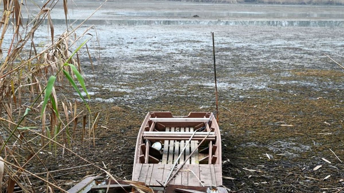 Nincs víz a Tisza-tóban, a sárban fekszenek a hajók + videó