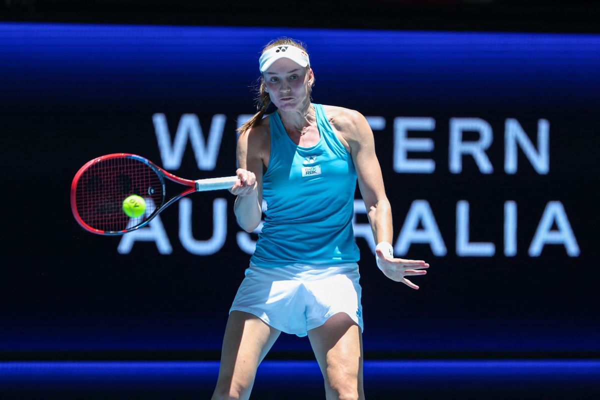 Kazahsztán Jelena Ribakina orosz tenisz Sevcsenko a return to Spain's Jessica Bouzas Maneiro during their women's singles match at the United Kupa tennis tournament in Perth on December 27, 2024. (Photo by COLIN MURTY / AFP) /