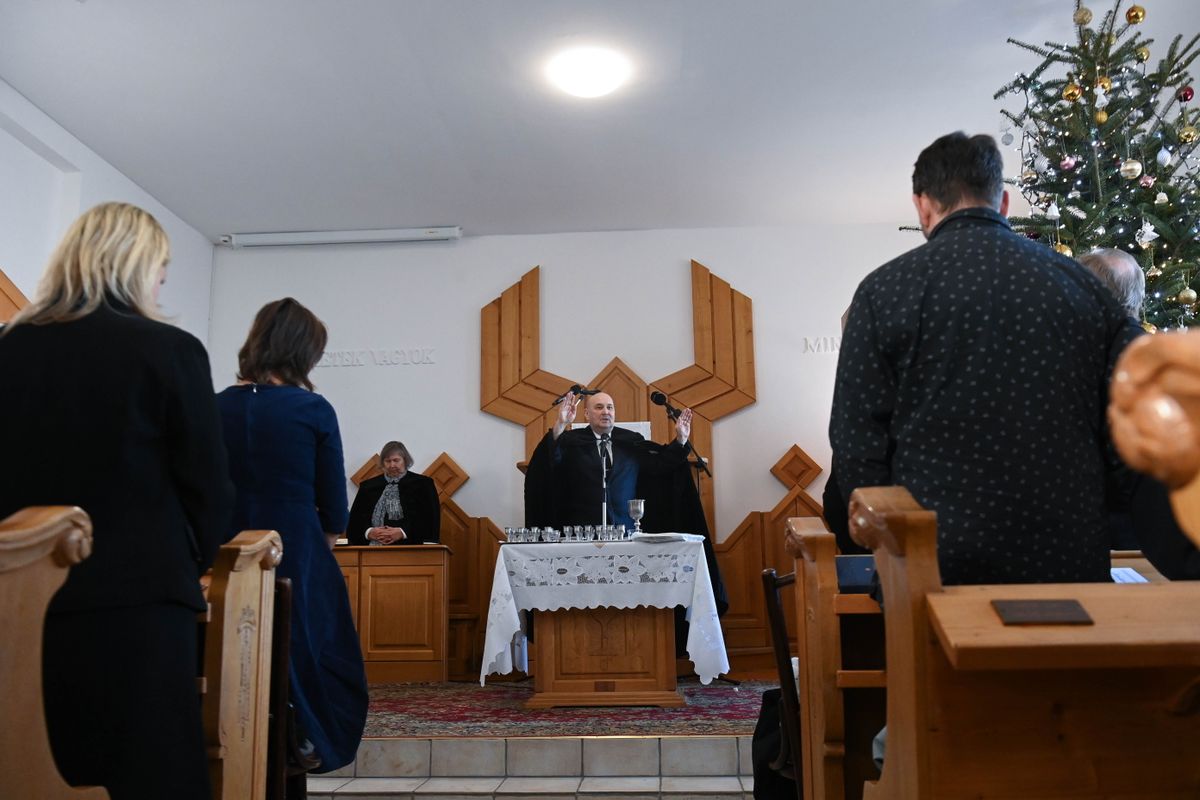 STEINBACH József

MTVA - Médiaszolgáltatás-támogató és Vagyonkezelõ Alap/Balatonalmádi, 2024. december 25.Steinbach József, a Magyarországi Református Egyház Zsinatának lelkészi elnöke, a Dunántúli Református Egyházkerület püspöke és Kun Mária református lelkész, fõiskolai docens (b) a balatonalmádi templomban tartott istentiszteleten 2024. december 25-én.MTI/Bruzák Noémi