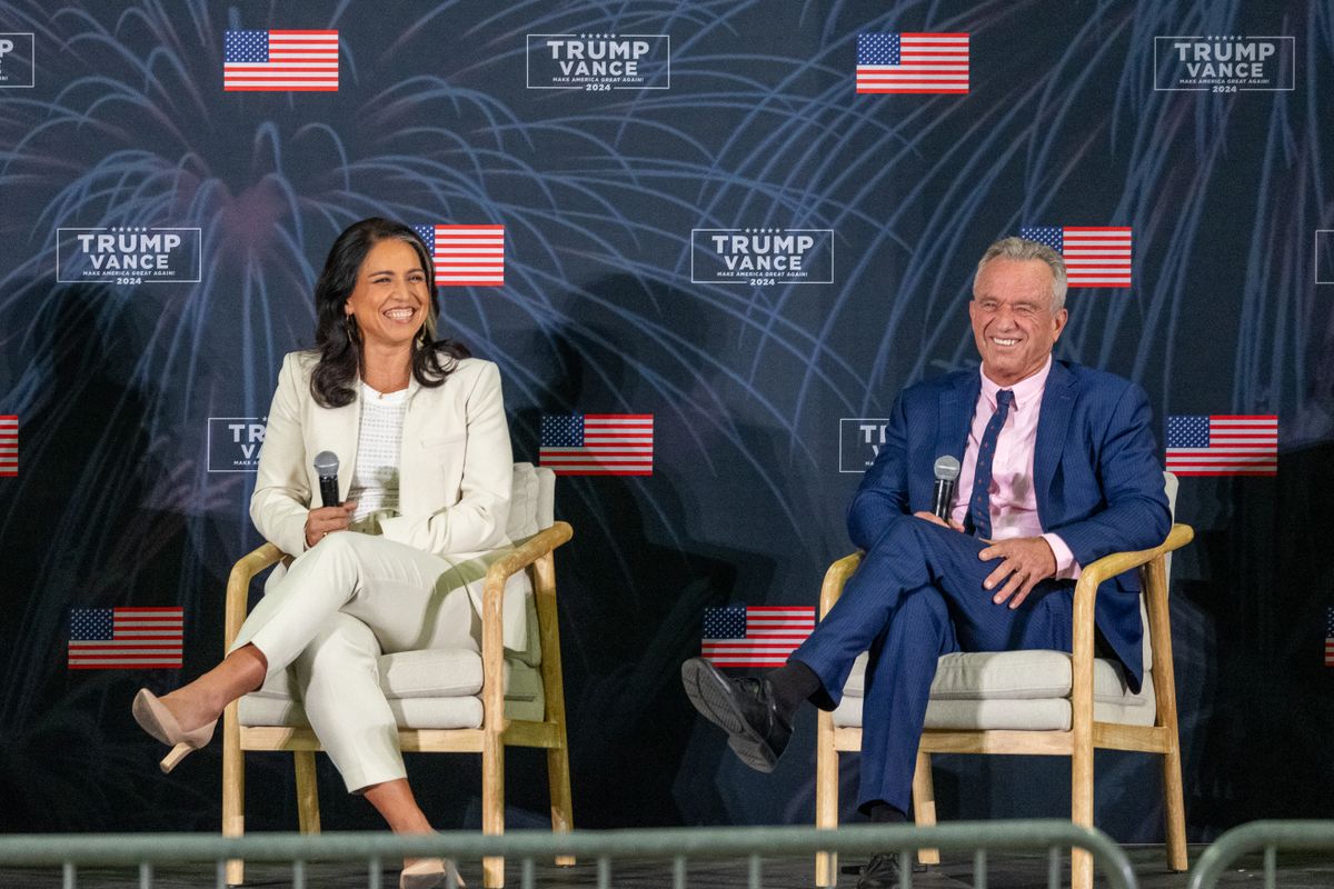 Tulsi Gabbard és Robert F. Kennedy Jr. beszélgetése egy rendezvényen Madisonban, Wisconsinban.