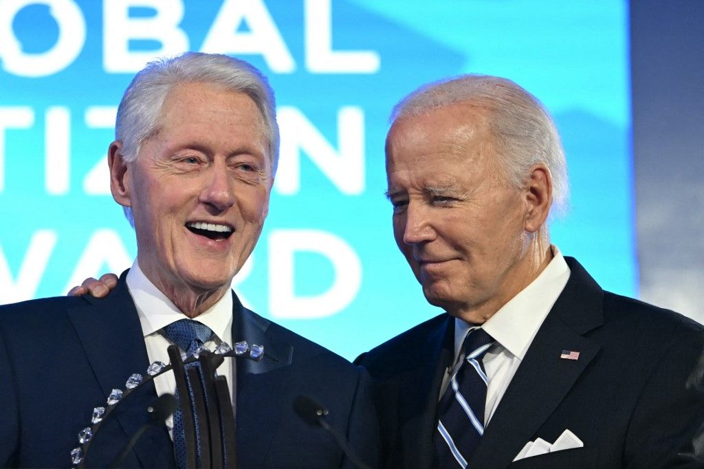 Joe Biden leköszönő amerikai elnök egy gazdasági rendezvényen Bill Clinton korábbi elnökkel