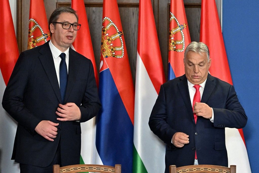 Orbán Viktor (J) Magyarország miniszterelnöke és Alekszandar Vucsics szerb államfő közös sajtótájékoztatón beszél 2024. november 14-én (Fotó: AFP)