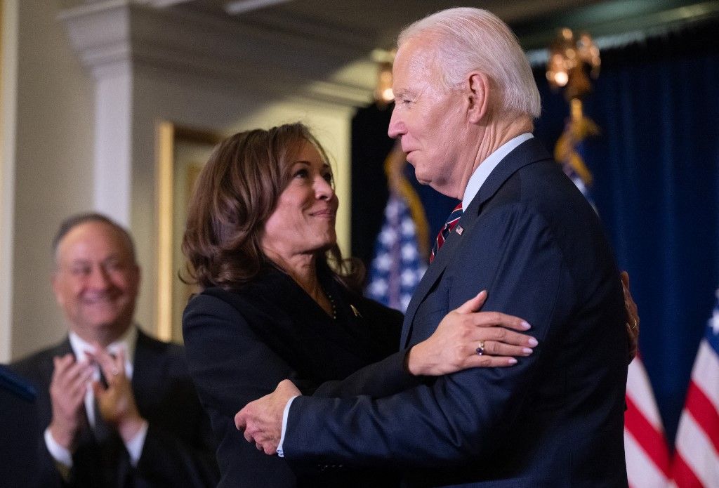 Kamala Harris amerikai alelnök megöleli Joe Biden amerikai elnököt