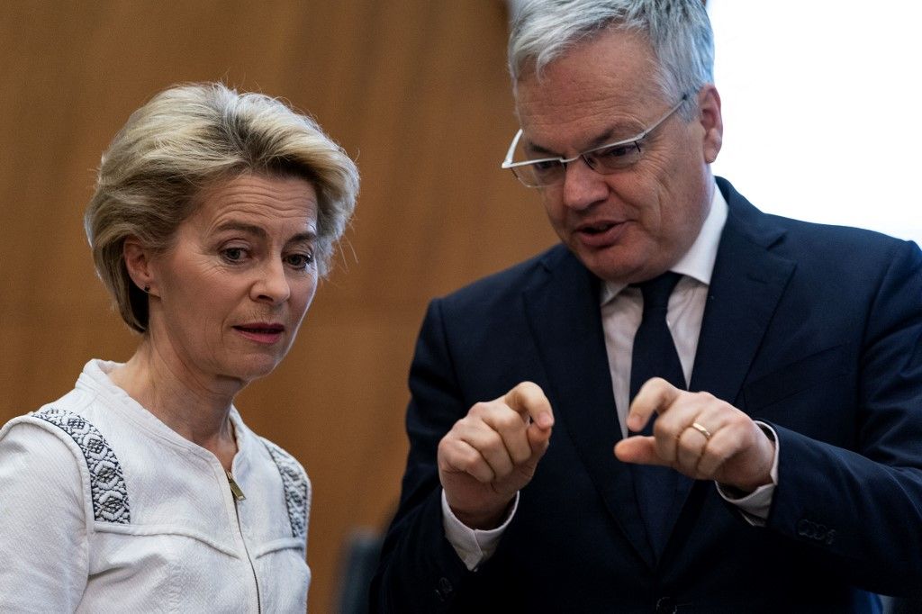 Ursula von der Leyen (L) az Európai Bizottság elnöke Didier Reynders igazságügyi uniós biztossal beszél a biztosi kollégium alakuló ülése előtt, 2019. december 4-én