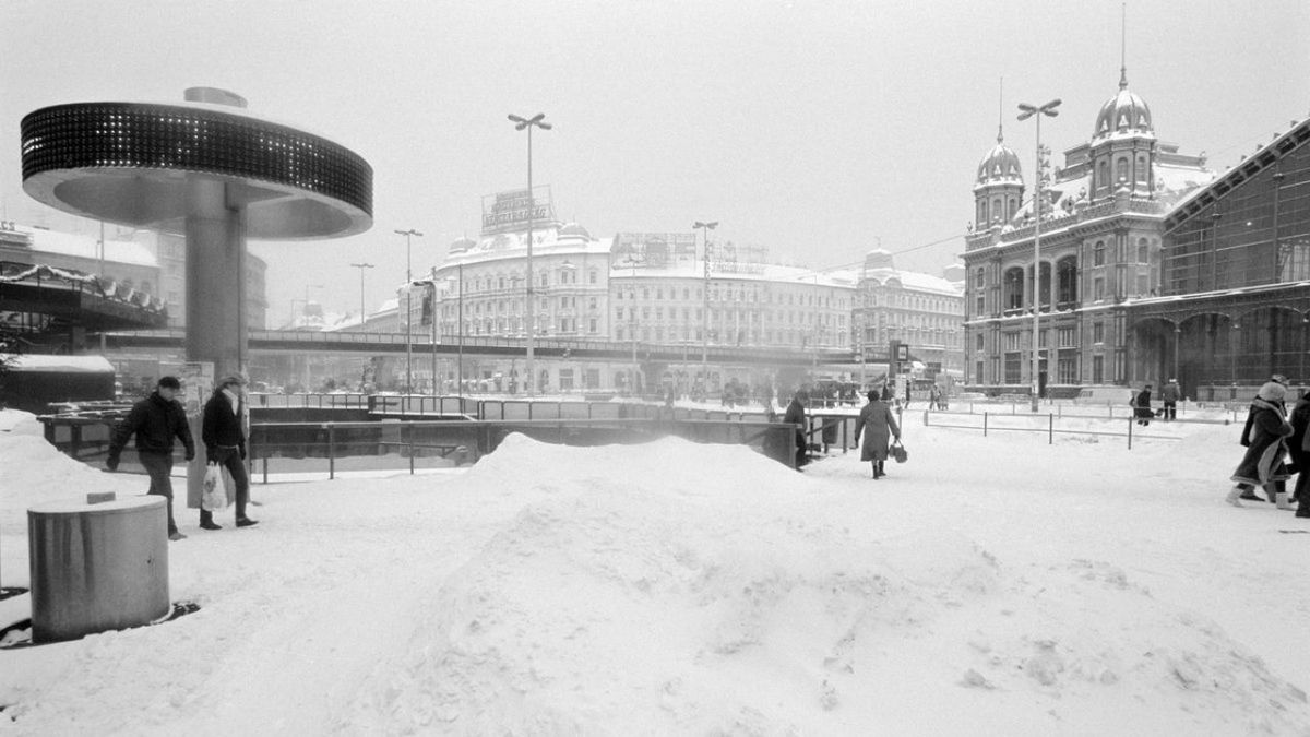 Budapest, 1987. január 12. Az utcai hőmérő mínusz 17 Celsius-fokot mutat a 30–50 cm-es hóval betakart Marx (1990-től Nyugati) téren Forrás: 
Fotó: MTI/Baric Imre