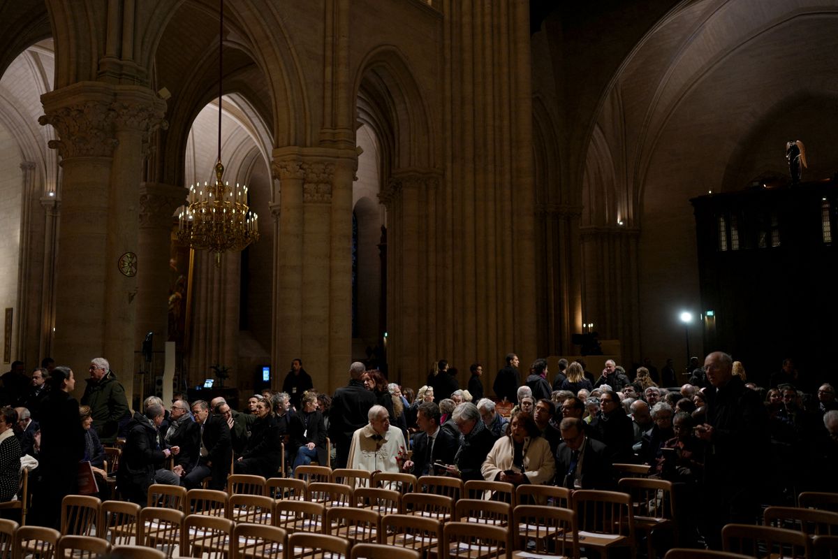 Vendégek érkeznek a Notre-Dame-székesegyházba 2024. december 7-i újranyitása alkalmából rendezett ünnepség előtt. Mintegy 50 állam- és kormányfőt várnak a francia fővárosba, hogy részt vegyenek a gótikus remekmű újjáépítésének ünnepségén.