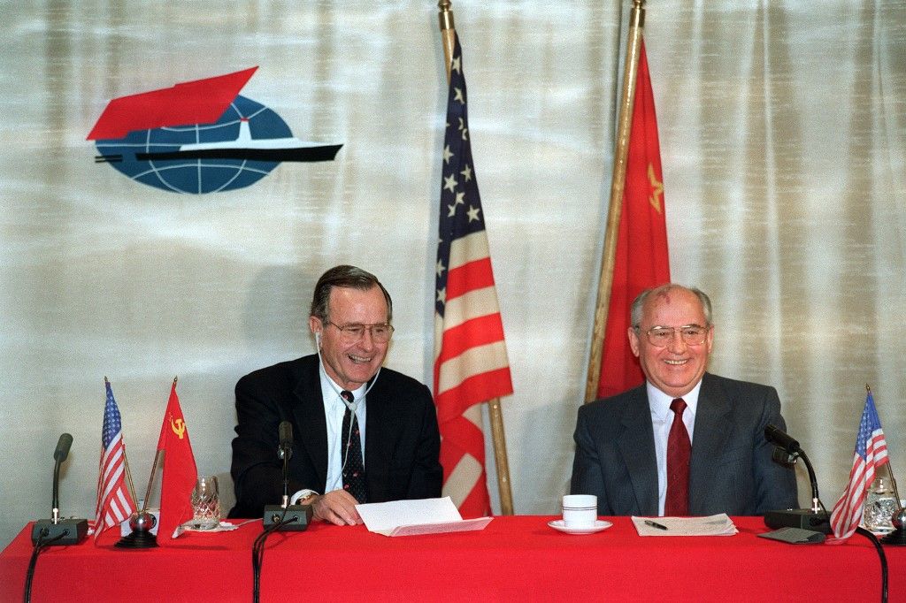 George Bush (L) amerikai elnök és Mihail Gorbacsov (R) szovjet pártfőtitkár 1989. december 3-án a „Maxim Gorki” szovjet hadihajó fedélzetén