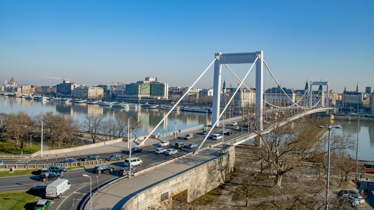 Zavar a budai közlekedésben, súlyos buszbaleset történt