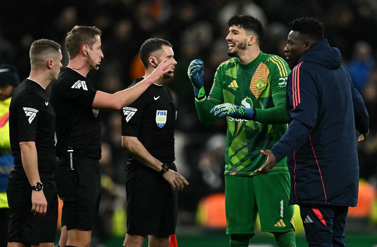 Tottenham Liverpool angol ligakupa kapusbakik szögletgól Szon Manchester United Turkish goalkeeper #01 Altay Bayindir (2R) remonstrates with Referee John Brooks after the final whistle in the English League Cup quarter-final football match between Tottenham Hotspur and Manchester United at the Tottenham Hotspur Stadium in London, on December 19, 2024. Tottenham won the match 4-3. (Photo by Ben STANSALL / AFP) / RESTRICTED T