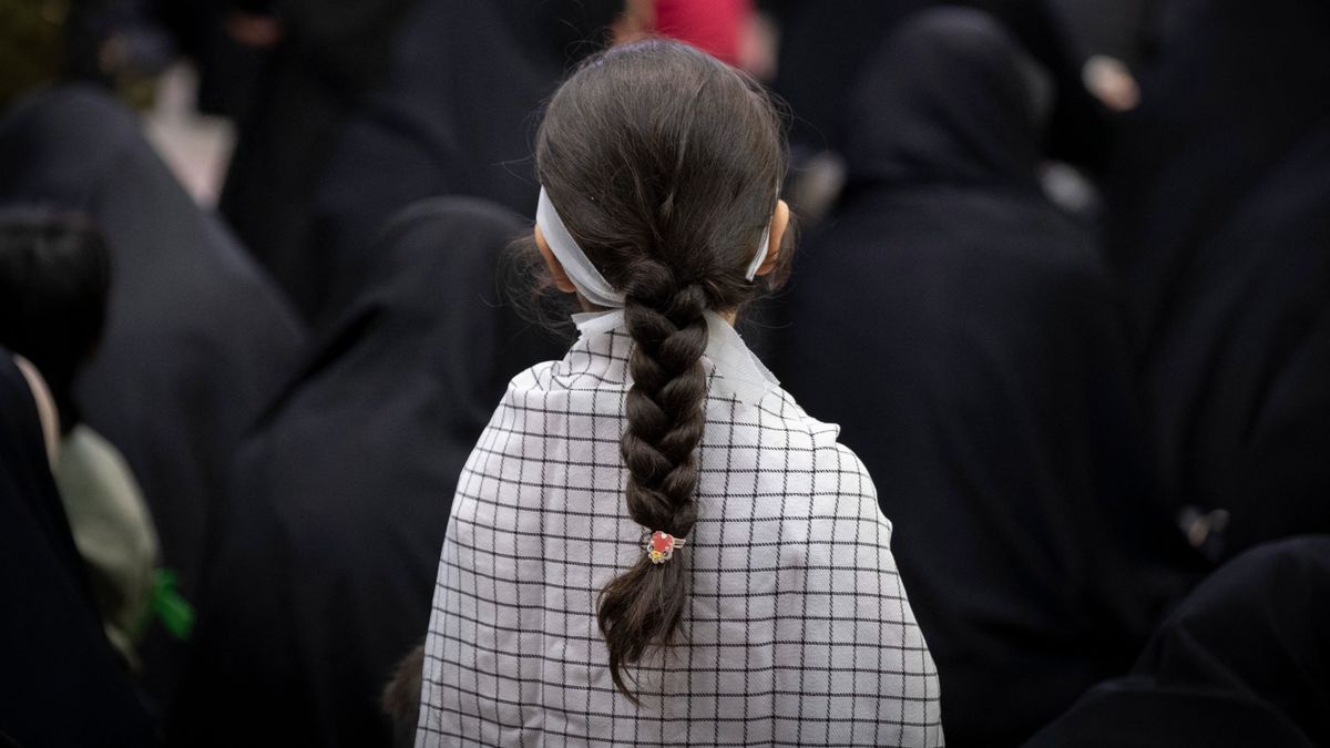 Brit migráns: A parfümöt, sminket és csinos ruhákat viselő nőket démonok szállták meg