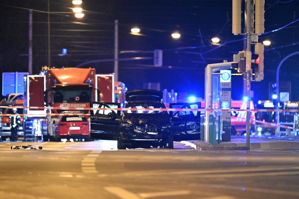 Nyitott ajtókkal parkolt a tetthely közelében egy autó, amellyel az elkövető a magdeburgi karácsonyi vásáron emberek tömegébe hajtott. Háborús állapotok a nyugati országban (Fotó: AFP)