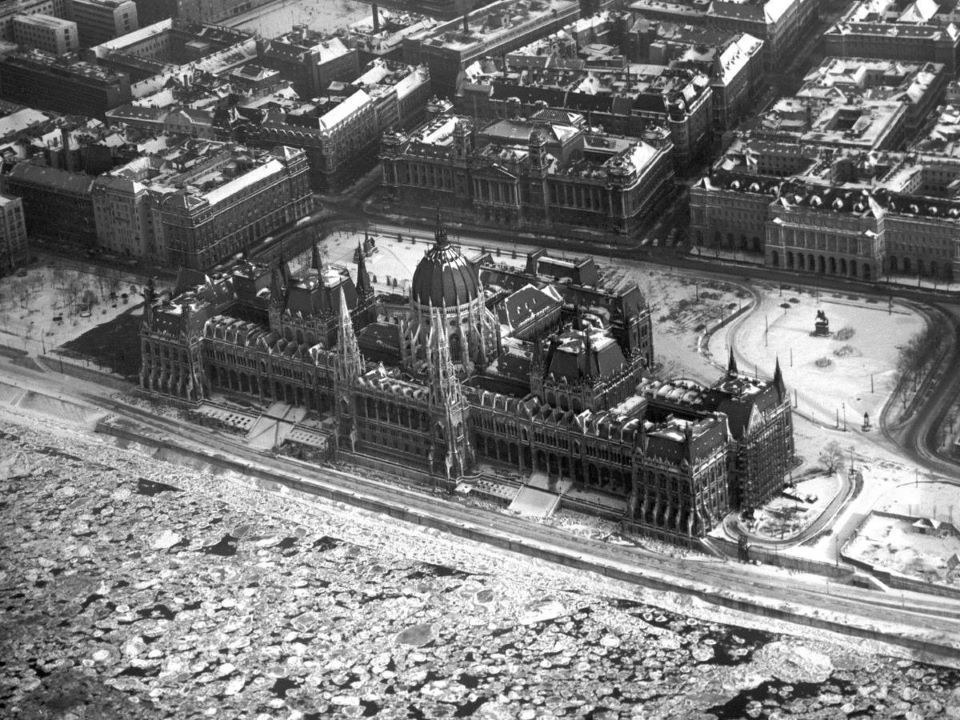 Budapest, 1963. január 15. Légi felvétel Budapestről, előtérben a Parlament, háttérben jobbra a Földművelésügyi Minisztérium, középen a Munkásmozgalmi Intézet épülete. 
Fotó: MTI/Járai Rudolf